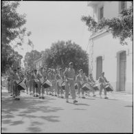 Alger. Caserne d'Orléans. Dernière prise d'armes du 9e régiment de zouaves (RZ). Défilé de la musique.