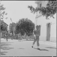 Alger. Caserne d'Orléans. Dernière prise d'armes du 9e régiment de zouaves (RZ). Défilé.