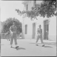 Alger. Caserne d'Orléans. Dernière prise d'armes du 9e régiment de zouaves (RZ). Défilé.