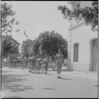 Alger. Caserne d'Orléans. Dernière prise d'armes du 9e régiment de zouaves (RZ). Défilé.