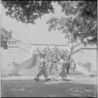 Alger. Caserne d'Orléans. Dernière prise d'armes du 9e régiment de zouaves (RZ). Défilé devant les officiers.