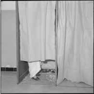 Journée de vote pour le référendum d'autodétermination (1er juillet 1962). Une femme dans un isoloir du bureau de vote n°1.