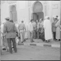 Journée de vote pour le référendum d'autodétermination (1er juillet 1962). La population civile dans une file d'attente pour aller voter.