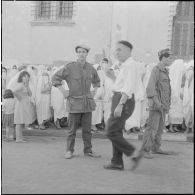 Journée de vote pour le référendum d'autodétermination (1er juillet 1962). Des femmes dans une file d'attente pour aller voter.