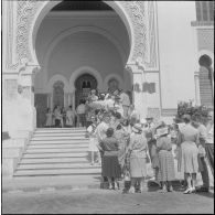 Journée de vote pour le référendum d'autodétermination (1er juillet 1962). La population civile dans une file d'attente pour aller voter.