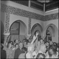 Journée de vote pour le référendum d'autodétermination (1er juillet 1962). La population civile à l'intérieur d'un bureau de vote.