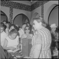 Journée de vote pour le référendum d'autodétermination (1er juillet 1962). Des assesseurs vérifient les identités des votants à l'intéieur d'un bureau de vote.