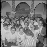 Journée de vote pour le référendum d'autodétermination (1er juillet 1962). Des assesseurs vérifient les identités des votants à l'intéieur d'un bureau de vote.