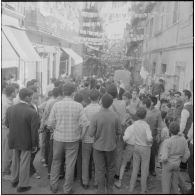 Journée de vote pour le référendum d'autodétermination (1er juillet 1962). La population civile dans une rue.