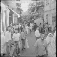 Journée de vote pour le référendum d'autodétermination (1er juillet 1962). La population civile dans une rue.