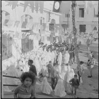 Journée de vote pour le référendum d'autodétermination (1er juillet 1962). La population civile dans deux files d'attente pour aller voter.