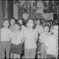 Journée de vote pour le référendum d'autodétermination (1er juillet 1962). Dans enfants chantent dans une salle.