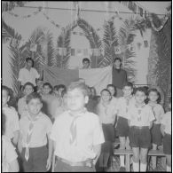 Journée de vote pour le référendum d'autodétermination (1er juillet 1962). Dans enfants chantent dans une salle.