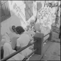 Journée de vote pour le référendum d'autodétermination (1er juillet 1962). Des femmes dans une file d'attente pour aller voter.