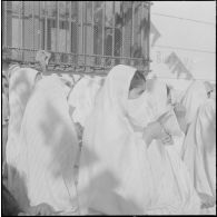 Journée de vote pour le référendum d'autodétermination (1er juillet 1962). Des femmes dans une file d'attente pour aller voter.