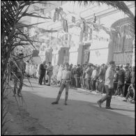 Journée de vote pour le référendum d'autodétermination (1er juillet 1962). La population civile dans une file d'attente pour aller voter.