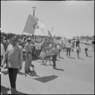 La foule attendant la cérémonie de lever des couleurs algériennes.