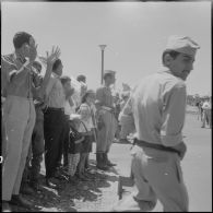 La foule attendant la cérémonie de lever des couleurs algériennes.