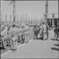 Préparation du drapeau pour la cérémonie de lever des couleurs algériennes.