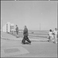 Arrivée du président  Abderrahmane Farès pour la cérémonie de lever des couleurs algériennes.