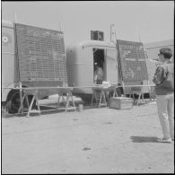 Retranscription des résultats du référendum du 1er juillet 1962 par le Service de diffusion cinématographique d'Algérie (SDCA).