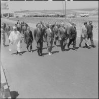 Arrivée du président  Abderrahmane Farès, accompagné de son équipe, pour la cérémonie de lever des couleurs algériennes.