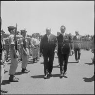 Le président  Abderrahmane Farès passe les troupes en revue.