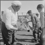 Préparation du poteau pour la cérémonie de lever des couleurs algériennes.