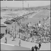 La foule et les soldats en liesse pour la cérémonie de lever des couleurs algériennes.