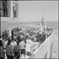 Le président  Abderrahmane Farès lève le drapeau algérien depuis la terrasse du bâtiment où siège l'exécutif provisoire, à Rocher Noir.