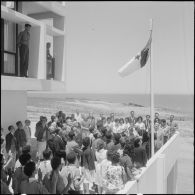 Le président  Abderrahmane Farès lève le drapeau algérien depuis la terrasse du bâtiment où siège l'exécutif provisoire, à Rocher Noir.