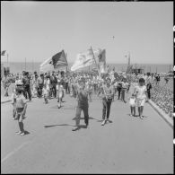 La foule en liesse pour la cérémonie de lever des couleurs algériennes.