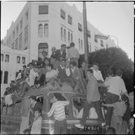 La population algérienne fête l'indépendance de l'Algérie dans les rues d'Alger.