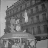 La population algérienne fête l'indépendance de l'Algérie dans les rues d'Alger.