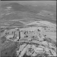 Vue aérienne d'un poste de contrôle le long de la frontière marocaine dans la région de Tlemcen.