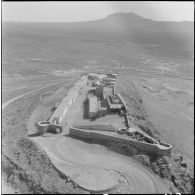 Vue aérienne d'un poste de contrôle le long de la frontière marocaine dans la région de Tlemcen.
