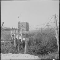 Un barrage électrifié à un poste de contrôle le long de la frontière marocaine dans la région de Tlemcen.