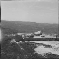 Vue aérienne d'un poste de contrôle le long de la frontière marocaine dans la région de Tlemcen.