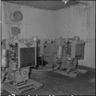 Des générateurs électriques dans un poste de contrôle le long de la frontière marocaine dans la région de Tlemcen.