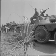 Des soldats à un poste de contrôle le long de la frontière marocaine dans la région de Tlemcen.