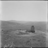 Vue aérienne d'un poste de contrôle le long de la frontière marocaine dans la région de Tlemcen.