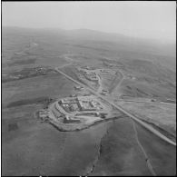 Vue aérienne d'un poste de contrôle le long de la frontière marocaine dans la région de Tlemcen.