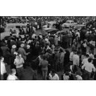 Manifestations devant le bureau de poste de Constantine à l'occasion de la proclamation d'indépendance de l'Algérie le 3 juillet 1962.
