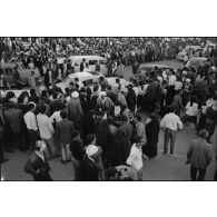 Manifestations devant le bureau de poste de Constantine à l'occasion de la proclamation d'indépendance de l'Algérie le 3 juillet 1962.
