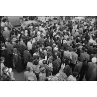 Manifestations devant le bureau de poste de Constantine à l'occasion de la proclamation d'indépendance de l'Algérie le 3 juillet 1962.