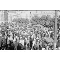 Manifestations devant le bureau de poste de Constantine à l'occasion de la proclamation d'indépendance de l'Algérie le 3 juillet 1962.