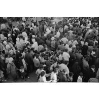 Manifestations devant le bureau de poste de Constantine à l'occasion de la proclamation d'indépendance de l'Algérie le 3 juillet 1962.