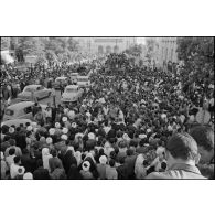 Manifestations devant le bureau de poste de Constantine à l'occasion de la proclamation d'indépendance de l'Algérie le 3 juillet 1962.