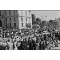 Manifestations devant le bureau de poste de Constantine à l'occasion de la proclamation d'indépendance de l'Algérie le 3 juillet 1962.