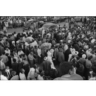 Manifestations devant le bureau de poste de Constantine à l'occasion de la proclamation d'indépendance de l'Algérie le 3 juillet 1962.
